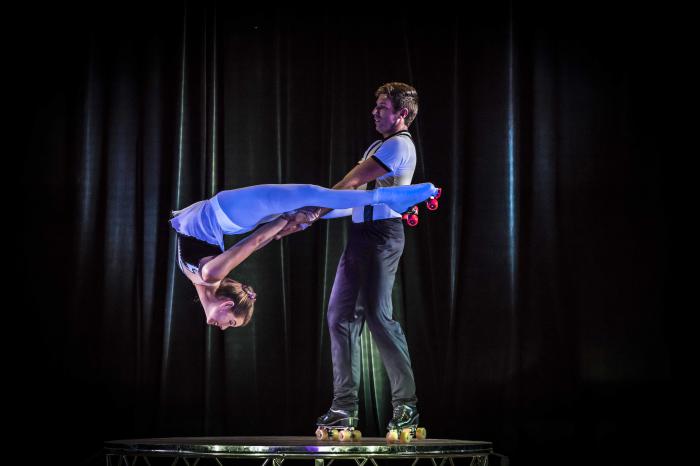Una pareja haciendo arte circense