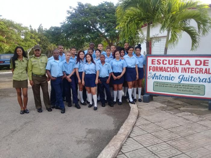 Estudiantes y profesores de la Escuela de Formación Integral Antonio Guiteras