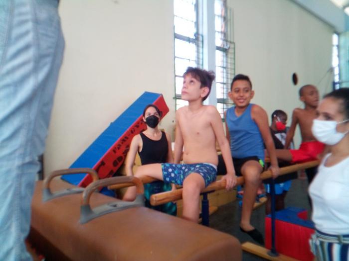 Niños realizan ejercicios