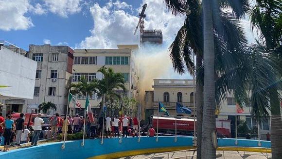 Fuerzas especializadas de Bomberos controlan incendio 