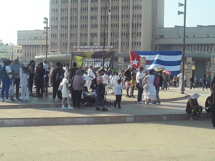 Personas reunidas frente al hospital Hermanos Almejeiras