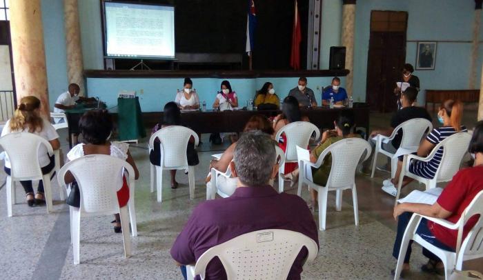 Presidencia y trabajadores participantes en el encuentro