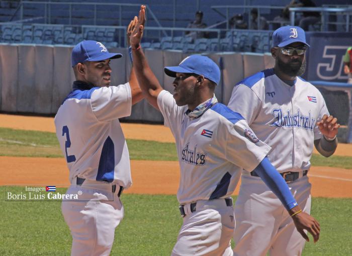 Tres integrantes de Industriales en el campo de pelota