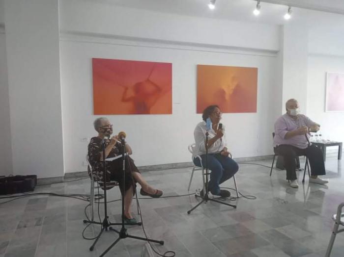 Lizzete Vila, junto a dos personas, una de ellas Manuel Calviño, en la presentación de su documental Mujeres sobrevivientes de dos pandemias: COVID-19 y desigualdades de género.