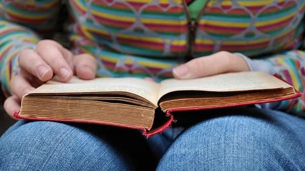 Una persona ciega que lee un libro en braile