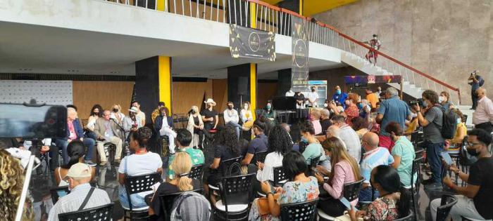 Personas en la conferencia de prensa