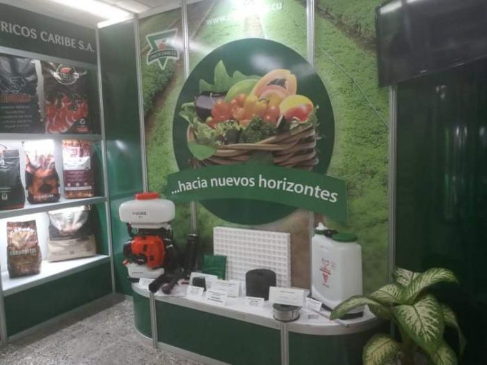 Algunos equipos y otros productos en excibición en la feria
