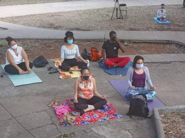 Personas meditando