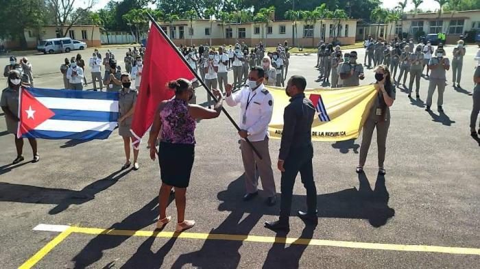 Jorge Luis Bubaire Quintana, jefe de la Aduana del Aeropuerto Internacional José Martí recibe la Bandera de Vanguardia Nacional otorgada al colectivo por la CTC, a propuesta del Sindicato Nacional de los Trabajadores de la Administración Pública.