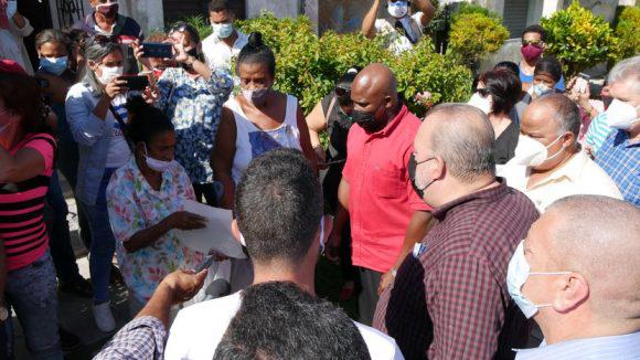 Manuel Marrero junto al pueblo