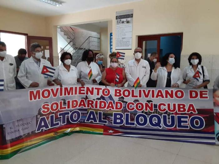 Médicos y miembros del Movimiento Boliviano de Solidaridad con Cuba