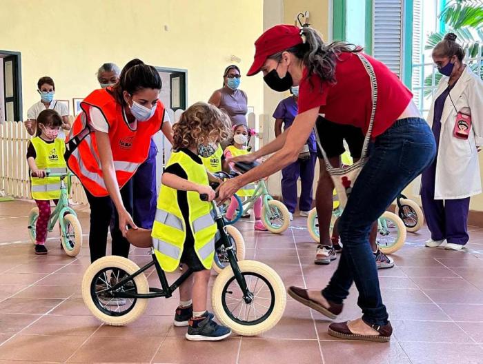 Niñas y niños, a aprender a montar bicicleta