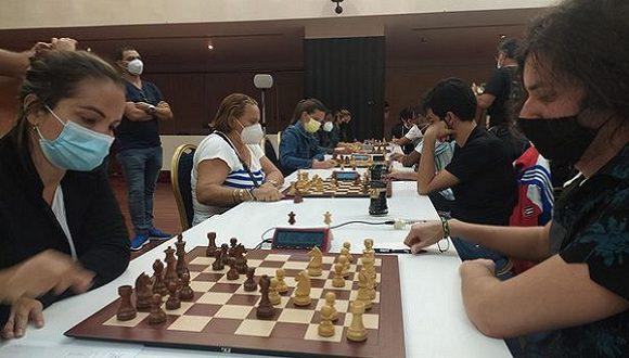 Universitarios jugando ajedrez