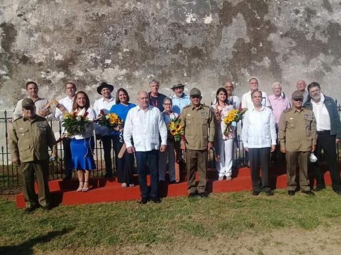 Personas que recibieron la réplica del machete junto a los militares de las FAR
