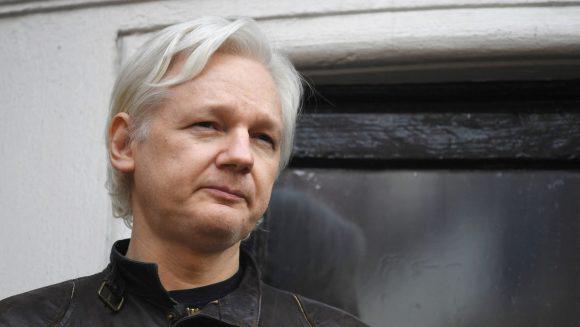 Emite tribunal de Londres una orden para extraditar a Julian Assange 