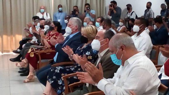 Díaz-Canel preside la inauguración de la feria del libro de La Habana.