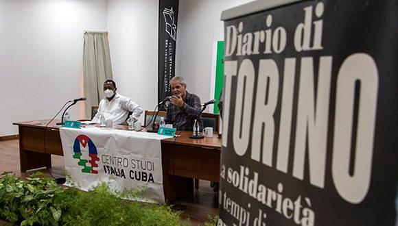 Presentación de los libros Diario de Turín y Cubanos en Turín, de Enrique Ubieta, durante la XXX Feria Internacional del Libro de La Habana.