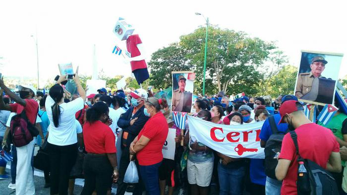 De rojo, blanco y azul; obreros en la Colina Lenin
