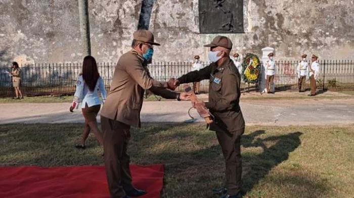 Teniente Coronel Pedro Etcheverry, periodista y Doctor en Ciencias Históricas recibiendo la réplica del machete de Máximo Gómez