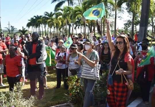 Miembros de la brigada en el campo