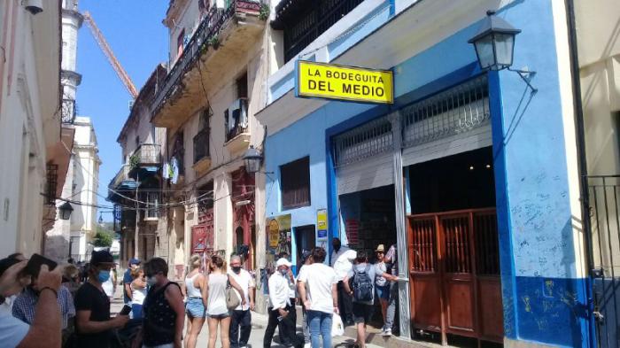 Entrada de La Bodeguita del Medio, personas en la calle