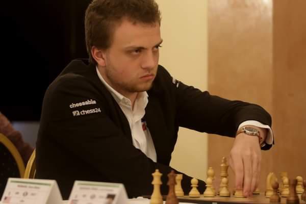 El estadounidense Hans Nieman jugando ajedrez