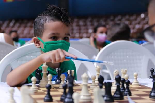 Niño jugando ajedrez