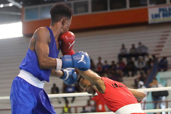 Billy Rodríguez de La Habana (rojo) se enfrenta a de Alfredo Castro Claro de Guantánamo (azul), en la división de 48 kilogramos, durante la Séptima de edición de la Serie Nacional de Boxeo, en la Sala Polivalente Rafael Fortún Chacón en la ciudad de Camagüey, Cuba, el 26 de abril de 2022. Fto Roberto Morejón (periódico Jit del Inder)