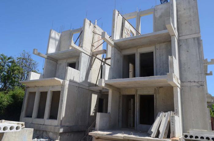 Edificio en construcción con piezas prefabricadas. 