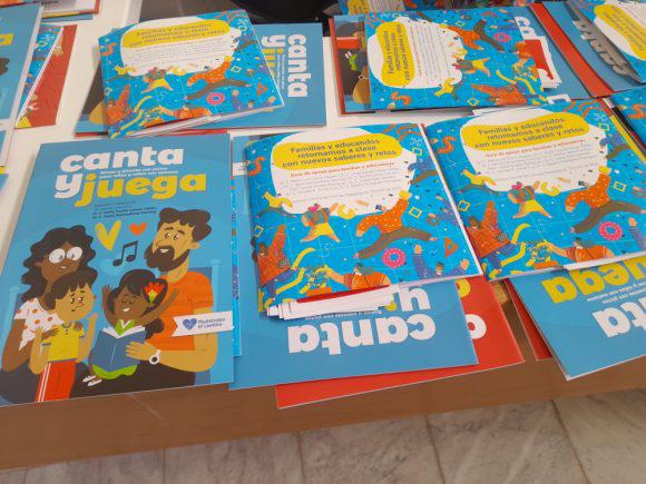 Presentan Pensar en colores