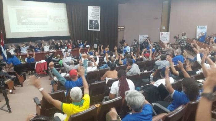 Integrantes del movimiento sindical mundial, quienes participan en actividades por el Primero de Mayo, visitan el Centro de Ingeniería Genética y Biotecnología (CIGB).
