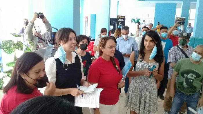 Amigos de in país que trabaja, lucha y avanza 