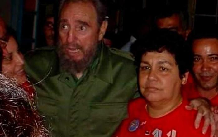 La exagente de la Seguridad del Estado Aleida Godinez Soler junto al Comandante en Jefe Fidel Castro Ruz en el 2003, cuando se hizo público su verdadera identidad revolucionaria después de haber estado infiltrada durante años en la contrarrevolución