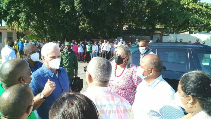 Miguel Díaz-Canel junto a las máximas autoridades de La Habana intercambia con la población de este barrio de Marianao