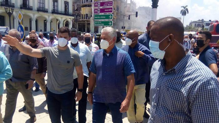 Miguel Díaz-Canel junto a las autoridades en el lugar del hecho