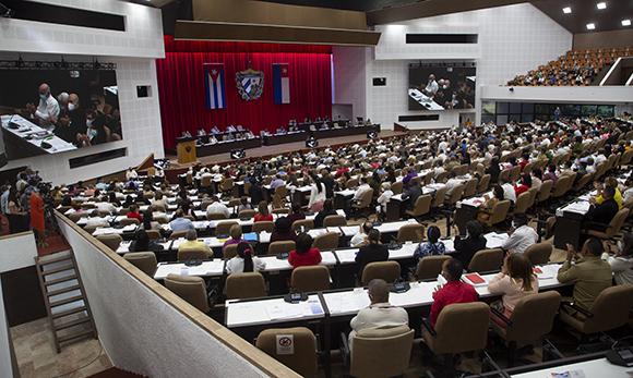 Participantes y presidencia en la Asamblea Nacional. Foto: Ismael Francisco/ Cubadebate.