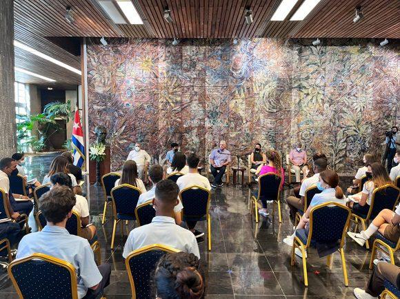 Intercambia Díaz-Canel con estudiantes de la FEEM