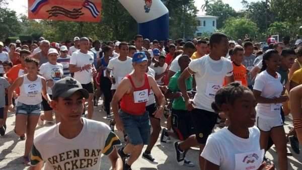 Personas corriendo en Carrera de la amistad