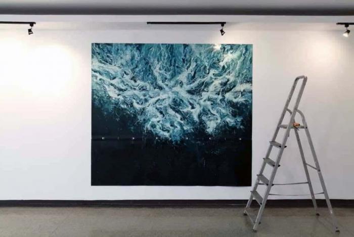 Obra de Evelyn Aguilar exhibida en Crucigramas, en proceso del montaje.