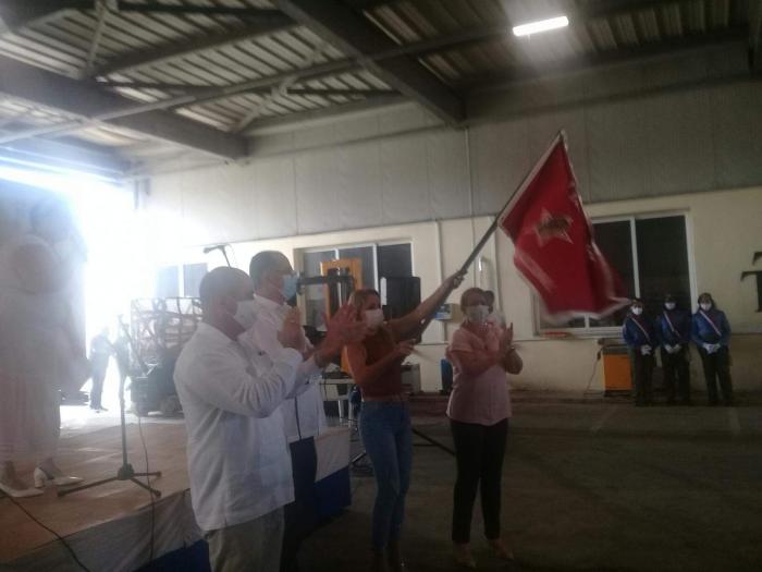 Personal de la empresa Internacional Cubana de Tabacos con la bandera de vanguardia nacional