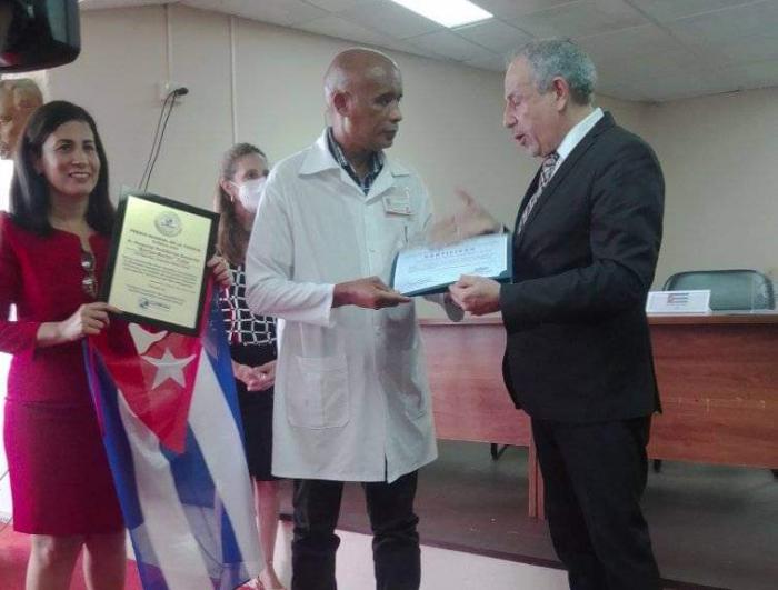 El doctor Jorge Luis Ferrer Esquivel, director del hospital Pediátrico Universitario Borrás-Marfán, recibió el premio de manos del doctor Orlando Terre Camacho.