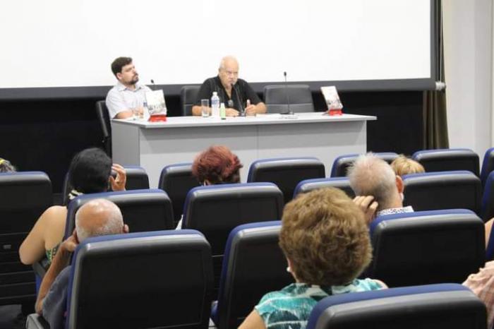 El autor y personas que participaron en la presentación del libro