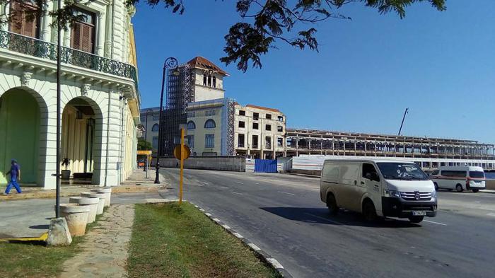 Avenida del Puerto (al fondo se construye el nuevo hotel Aduana.