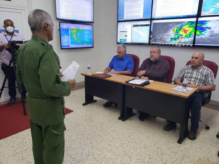 El coronel (r) Luis Ángel Macareño Véliz, segundo jefe de la Defensa Civil de Cuba, informa sobre la situación al Presidente Miguel Díaz-Canel Bermúdez, al Primer ministro Manuel Marrero Cruz y al secretario de la Organización, el doctor Roberto Morales Ojeda, en el Estado Mayor Nacional de la Defensa Civil Cuba.