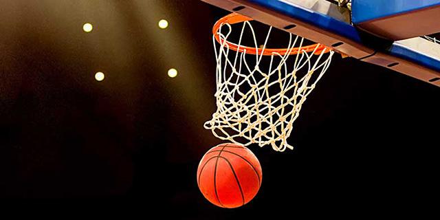 Un cesto y una pelota de baloncesto.