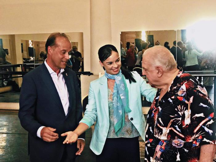 De izquierda a derecha Sir George Hollingbery KCMG, embajador del Reino Unido en Cuba; Viengsay Valdés, directora del Ballet Nacional de Cuba; y el coreógrafo Ben Stevenson.
