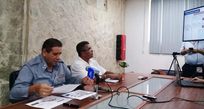 Reinaldo Becerra Acosta, secretario general de la Comisión Nacional de Seguridad Vial y el coronel Mario Ríos Labrada, jefe del Departamento Nacional de Registro de Vehículos