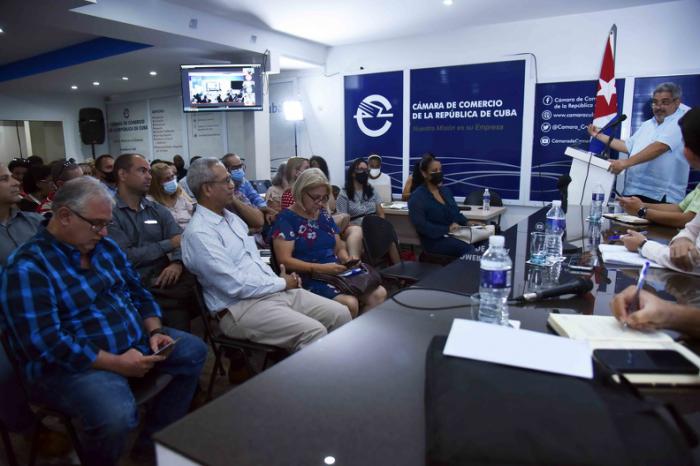 Personas que participaron en la II Jornada Económica en la Cámara de Comercio