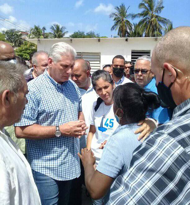 Miguel Díaz Canel Bermúdez, Primer Secretario del Comité Central del Partido y Presidente de la República, al dialogar con familias afectadas por las recientes inundaciones en el barrio capitalino de El Fanguito, que está en proceso de transformación.