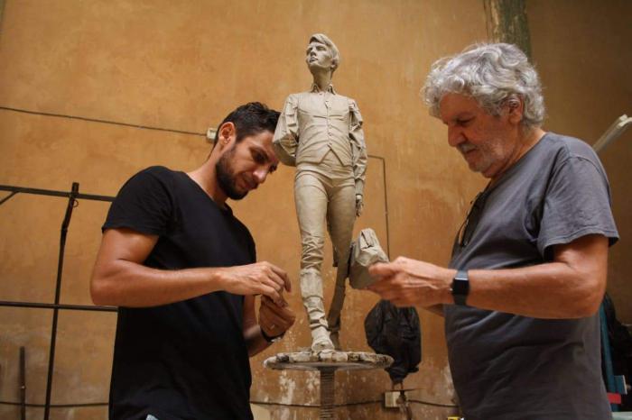 Gabriel Cisneros (izquierda) y José Villa Soberón en proceso de creación.